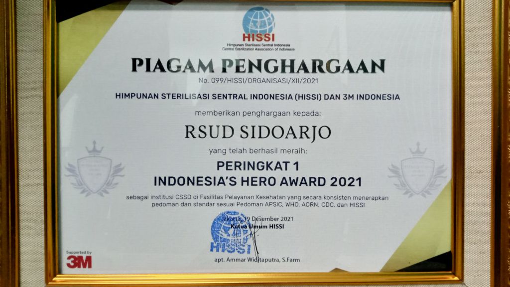 Peringkat 1 Indonesia’s Hero Award 2021 sebagai Institusi CSSD di fasilitas pelayanan Kesehatan yang secara konsisten menerapkan pedoman dan standar sesuai pedoman APSIC, WHO, AORN, CDC dan HISSI-min